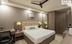 Stayvista Residences Near Cyber City Hub With Gym & Air Purifier